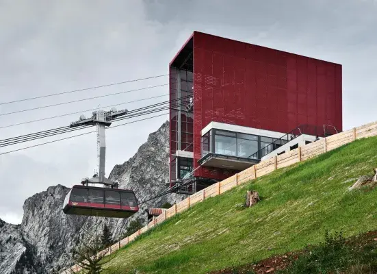 Techo del teleférico con metal estirado pintado de rojo