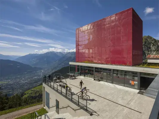 Vista general de la estructura metálica expandida pintada de rojo