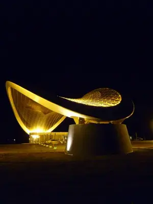 Iluminación nocturna del falso techo de la terminal del aeropuerto de Bakú