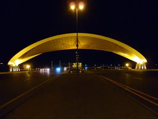 Vista panorámica de la terminal del aeropuerto de Bakú iluminada por la noche