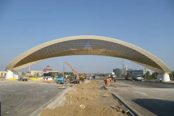 Obras de construcción de la puerta de acceso a la terminal del aeropuerto