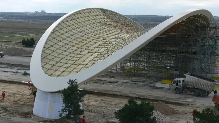 Construcción de la terminal del aeropuerto de Bakú