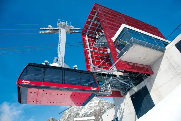 Cubierta de planta de chapa metálica expandida vista desde abajo